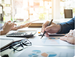Personne analysant des données financières